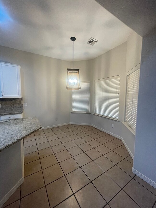 Building Photo - Gorgeous 4 bedroom/3 bathroom home located...