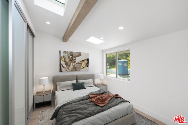 Building Photo - 1190 Bienveneda Ave