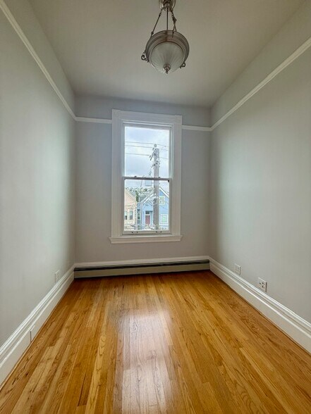 Office/small bedroom - 4055 25TH ST
