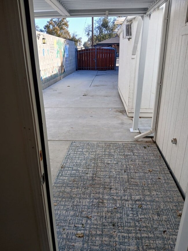 Building Photo - Great over sized ADU separate with private yard