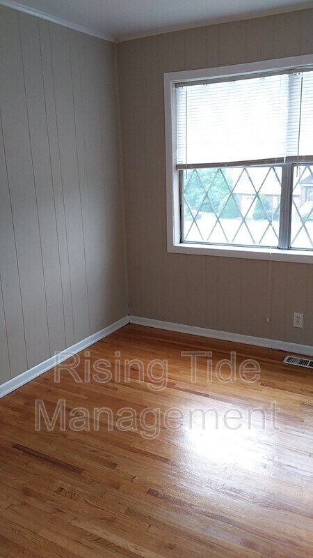 Building Photo - 613 Tree Haven Dr