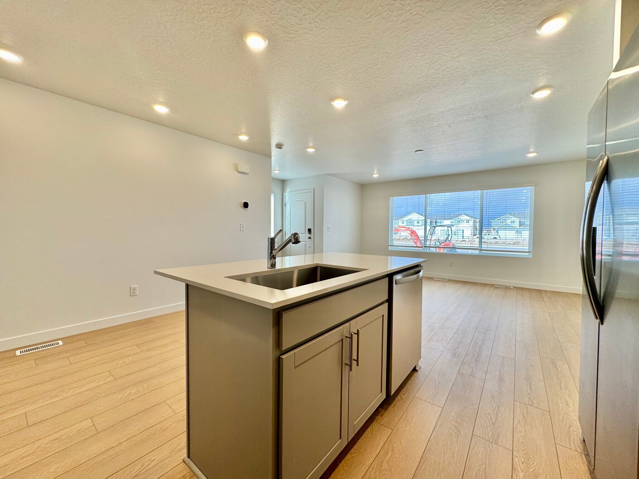 Building Photo - 2071 Sand Holw Dr