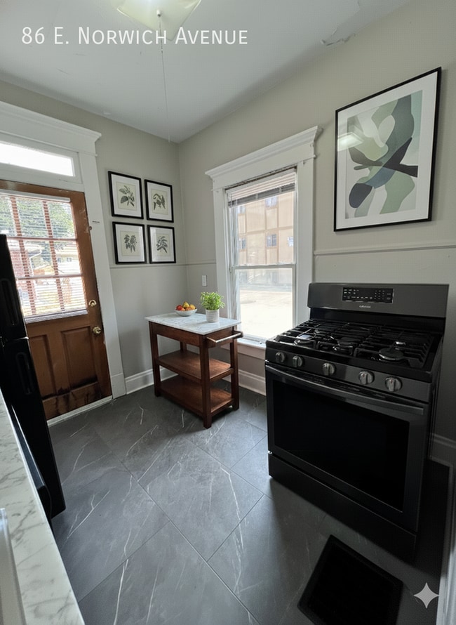 Building Photo - 86 E Norwich Ave