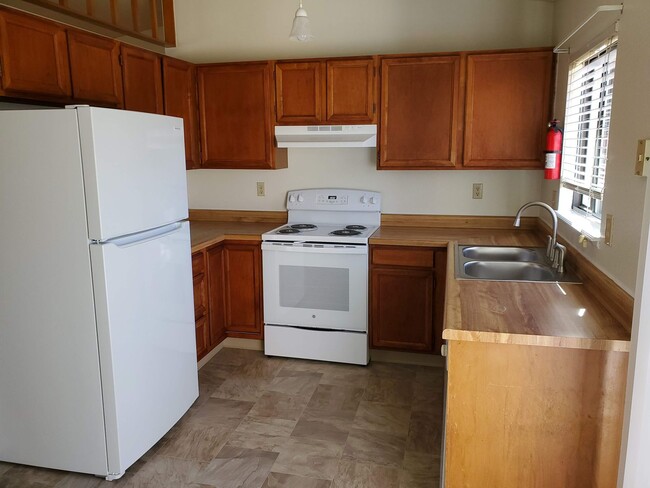 Building Photo - 4075 Dolphin Cir