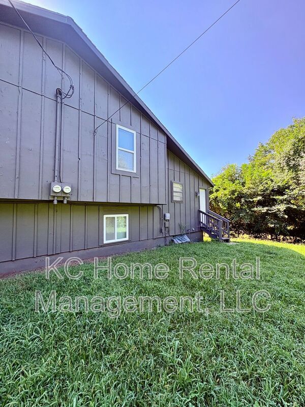 Building Photo - 513 N Troost St
