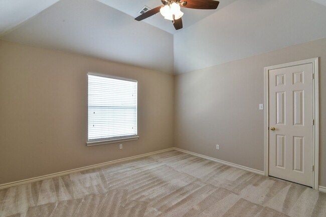 Building Photo - Large Mansfield High Home Centrally Located