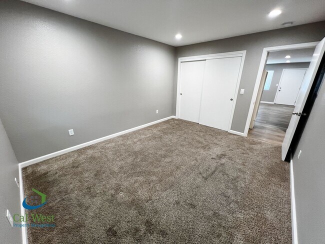Building Photo - $2695 Remodeled 2 Bed/1 Bath Upstairs Unit