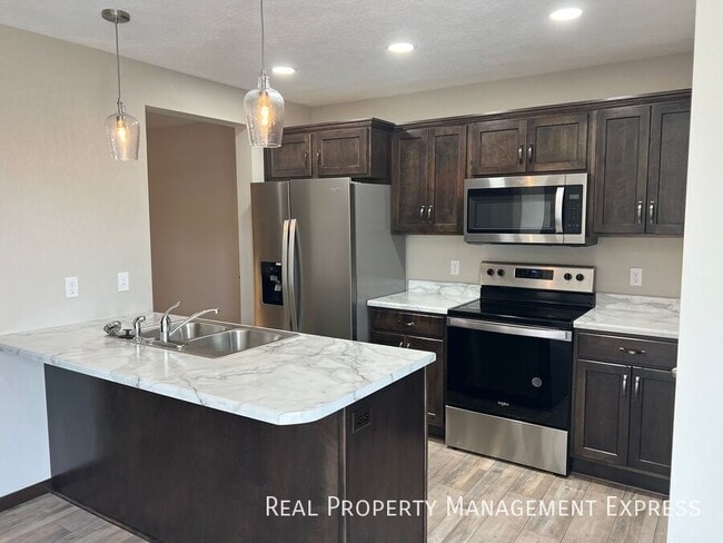 Building Photo - 3 Bedroom 1.5 Bathroom Townhome