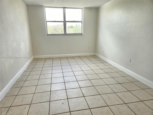 Building Photo - 1805 Sans Souci Blvd