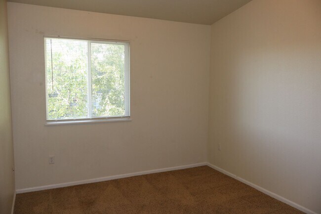 Building Photo - Bright 2 Bed, 2 Bath Condo w/ Garage & Poo...