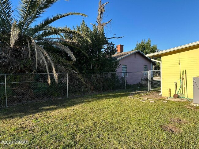 Building Photo - 736 White St