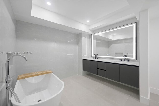 Building Photo - 20281 E Country Club Dr
