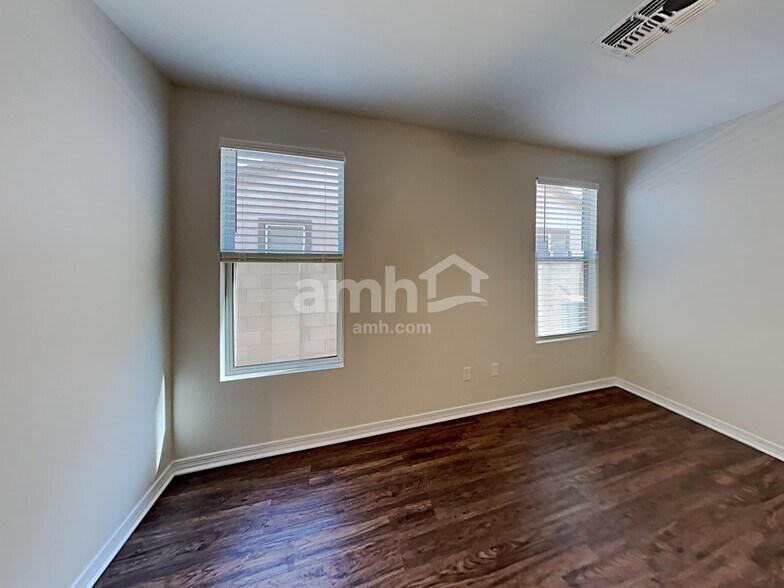 Building Photo - 221 W Vuelta Friso