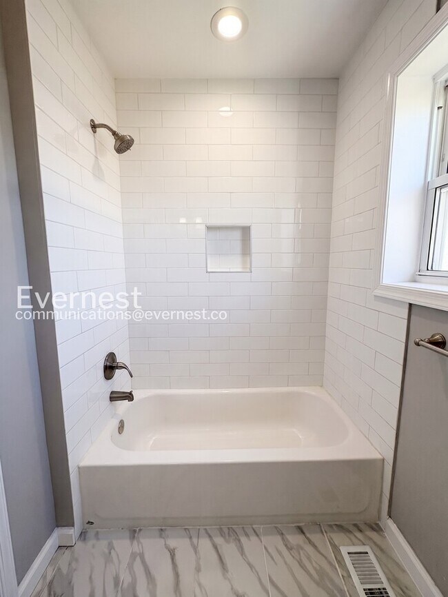 Building Photo - 3 Bed/1.5 Bath Townhome with fenced yard and deck/ Available Now!