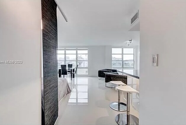 Building Photo - 9800 W Bay Harbor Dr