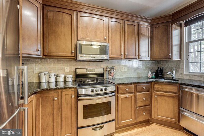 Building Photo - Waterfront Townhome Living in Sought-After Alexandria Location