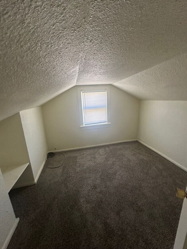 Building Photo - Spacious 4 Bedroom!