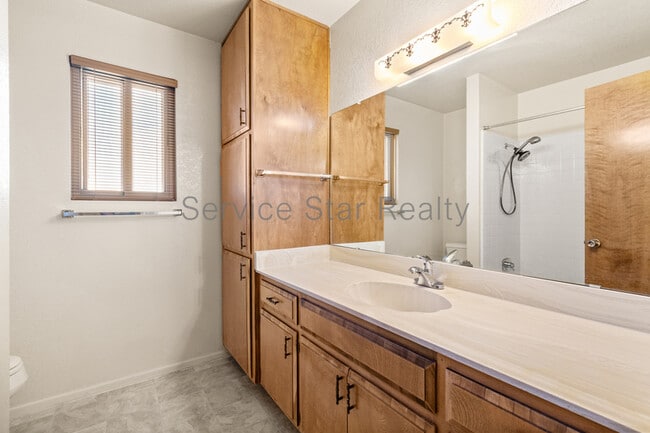 Building Photo - 4938 E Earll Dr