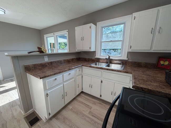 Building Photo - Renovated 2/1 House in North Rome- $1,095