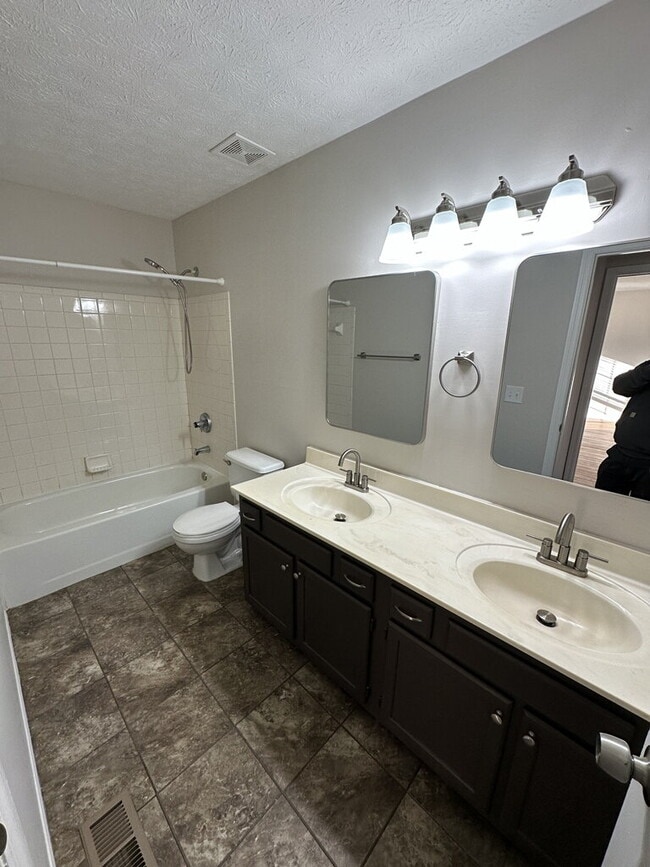 Building Photo - 1015 Venetian Terrace