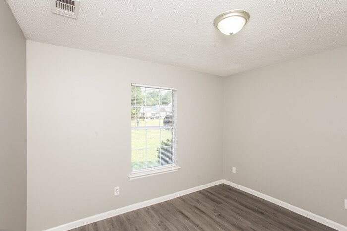 Building Photo - 1223 Lykes Ln