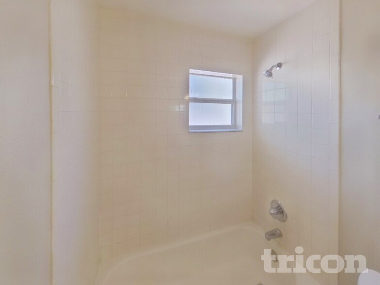 Building Photo - 1002 E 108th Ave