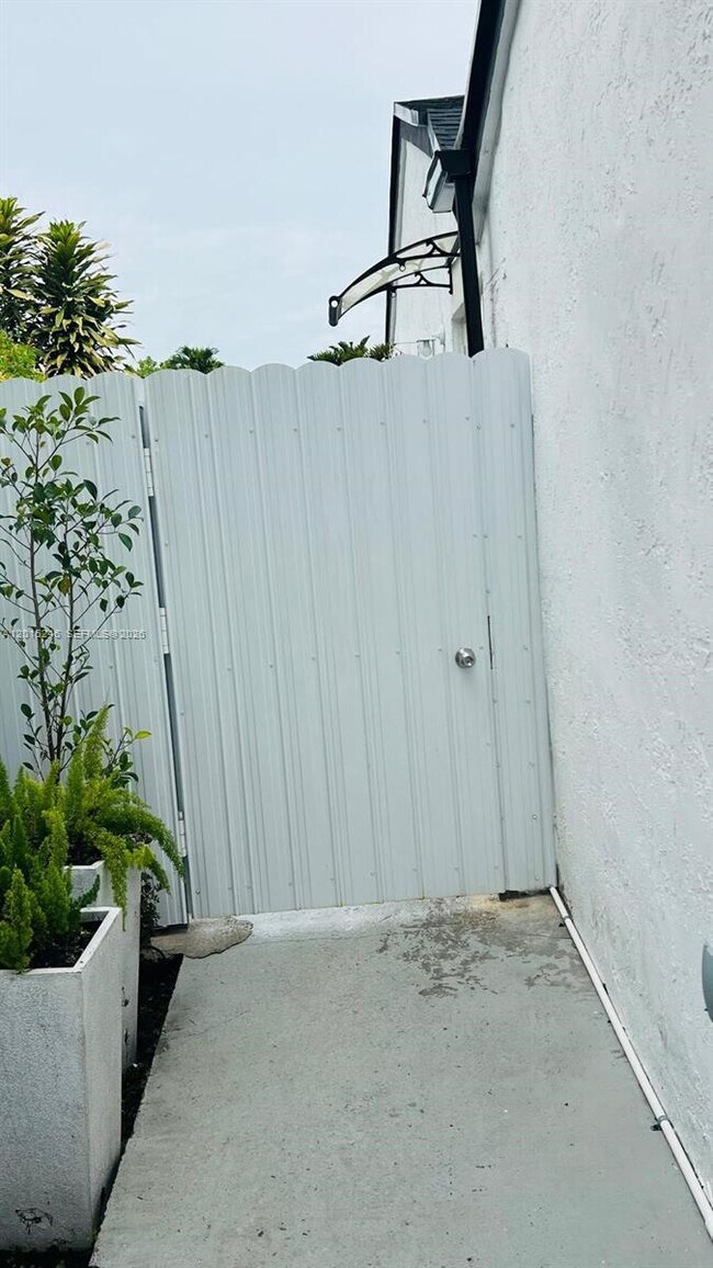 Building Photo - 2500 SW 131st Ct