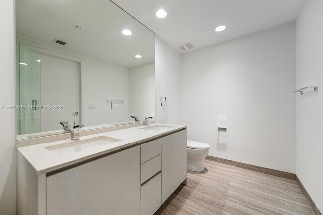 Building Photo - 1010 Brickell Ave
