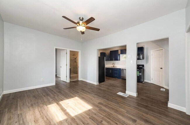 Building Photo - E. WALNUT HILLS - Cute 2 bed in upper of 2 family