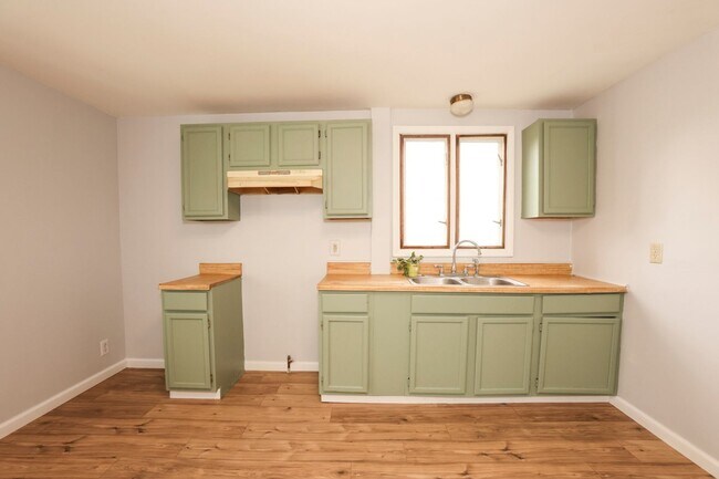 Building Photo - GREAT SINGLE FAMILY HOUSE . WAITING FOR YOU TO CALL HOME !!