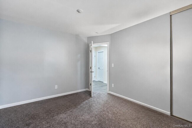 Building Photo - 150 Pointe Cir N