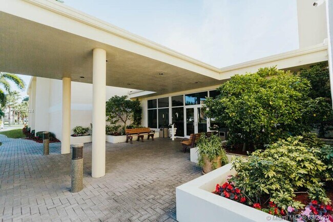 Building Photo - 300 NE 26th Ave