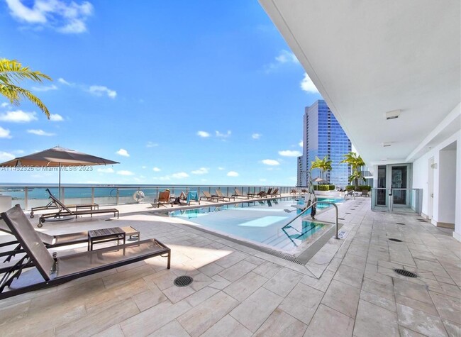 Building Photo - 1300 Brickell Bay Dr