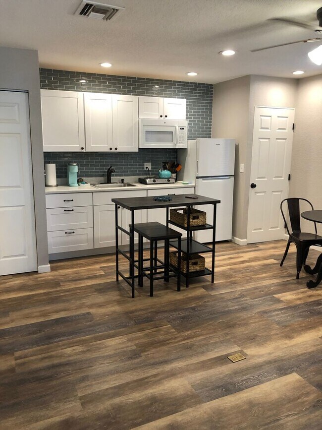 Building Photo - Beauty and Convenience! Remodeled, Fully F...