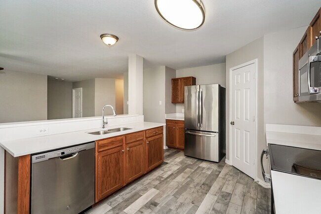 Building Photo - 5105 Raymond Dr