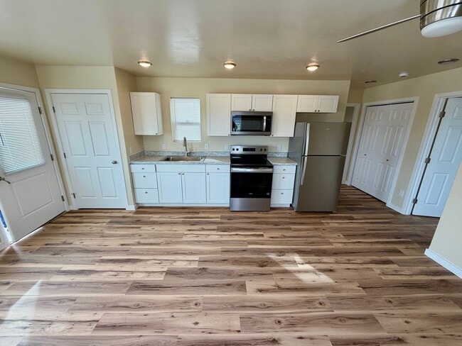 Building Photo - 1380 Cleveland St