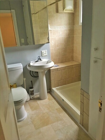 Building Photo - 2080 Roblyn Ave