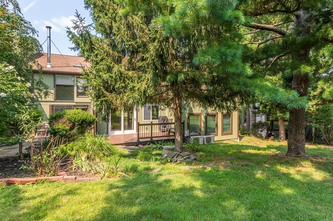 Building Photo - 7 Belaire Way