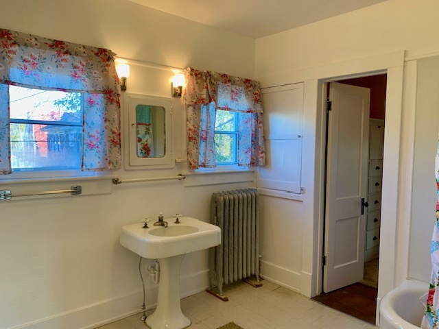 Ensuite Primary Bath - 10 Lawn Ave