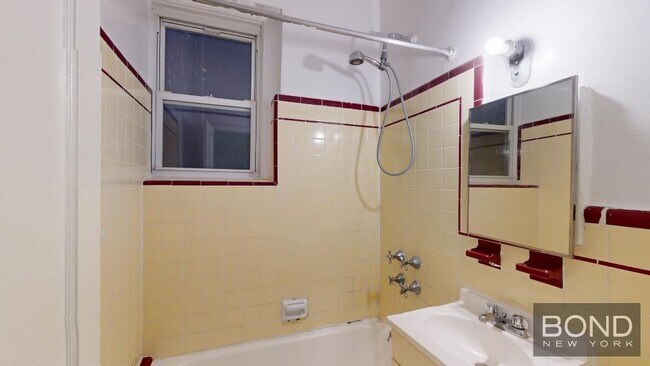 Building Photo - 123 E 82nd St