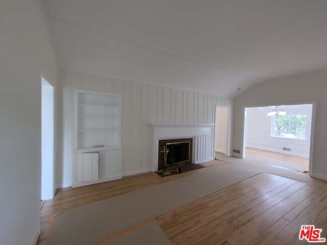 Building Photo - 4457 Simpson Ave