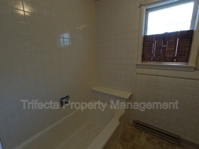 Building Photo - 622 Miller Dr