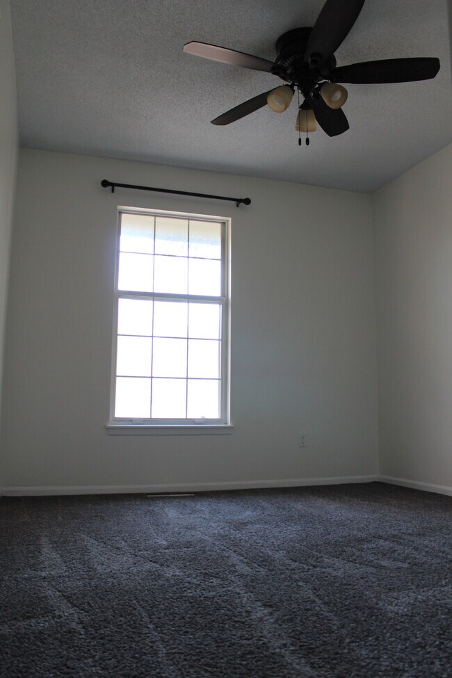 Building Photo - 15404 E 2nd St S