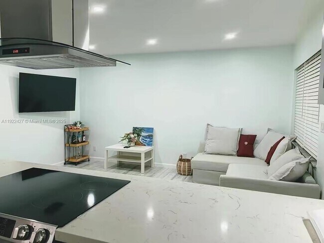 Building Photo - 600 NE 7th Ave