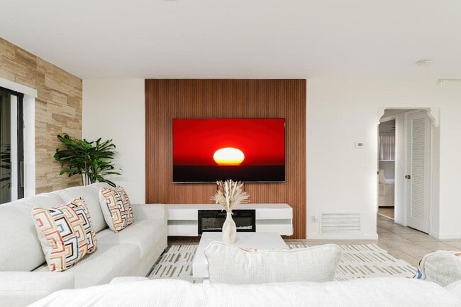 Building Photo - 1016 NE 26th Ave