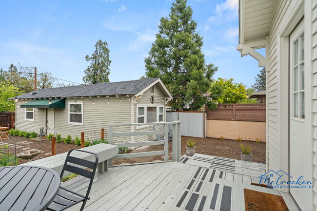 Building Photo - Charming 2-Bedroom Cottage with Modern Com...