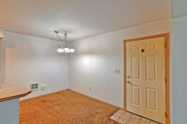 Building Photo - Charming 2-Bedroom Ground-Level Home in Qu...