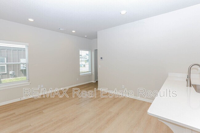 Building Photo - 1401 SW Poigai Wy