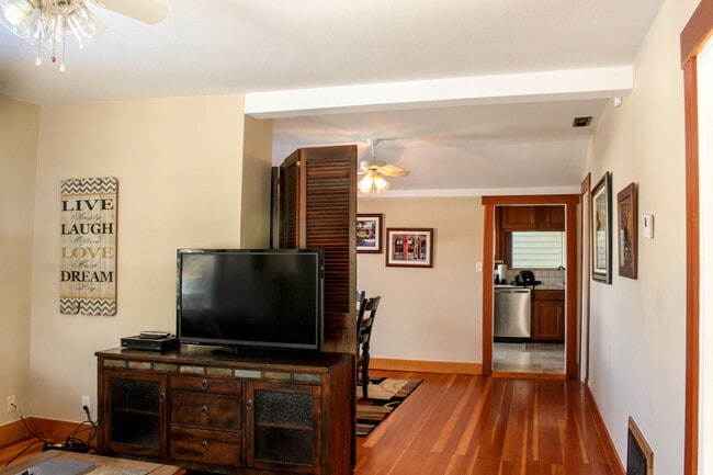 Building Photo - Zara's Cottage: Fully Furnished,  blocks t...