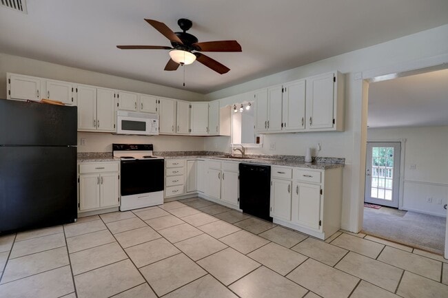 Building Photo - MOVE IN READY!